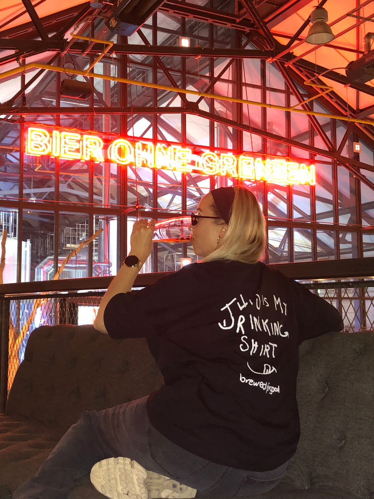 thisismydrinkingshirt_frau_trinkt_bier_